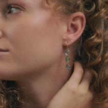 Schmuckstücke für Generationen.
Goldschmiede Mölk steht für Qualität und Handarbeit. Unsere Kollektion – von Ohrschmuck bis Siegelring – wird in Innsbruck aus hochwertigem Gold und Edelsteinen gefertigt.