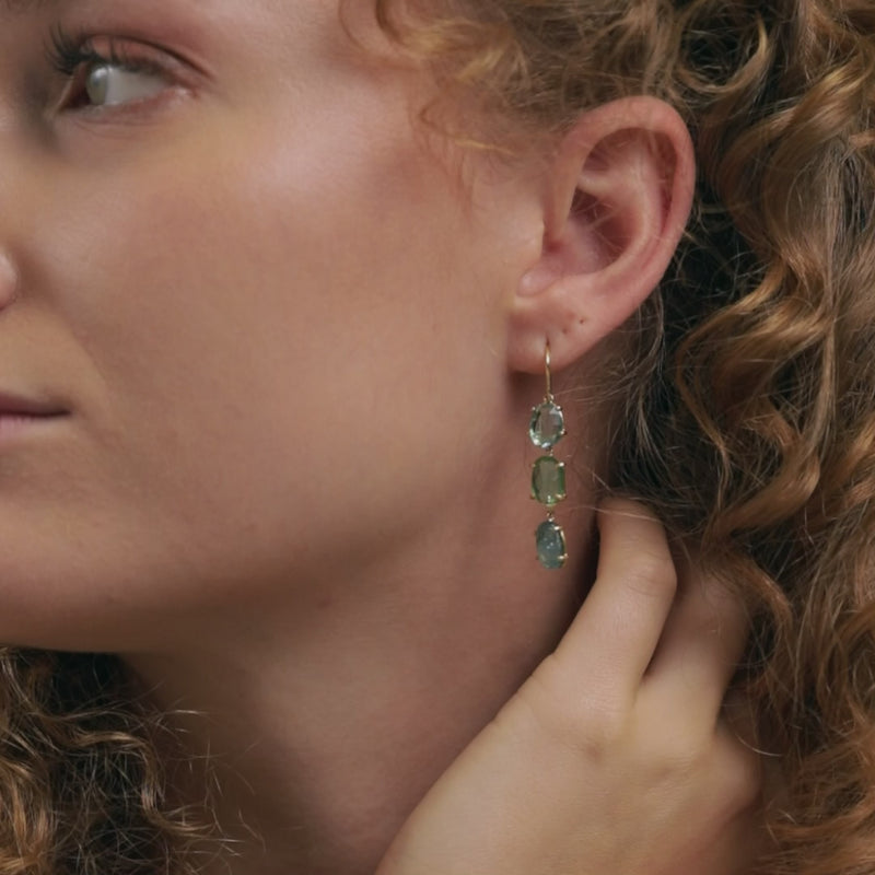 Schmuckstücke für Generationen.
Goldschmiede Mölk steht für Qualität und Handarbeit. Unsere Kollektion – von Ohrschmuck bis Siegelring – wird in Innsbruck aus hochwertigem Gold und Edelsteinen gefertigt.