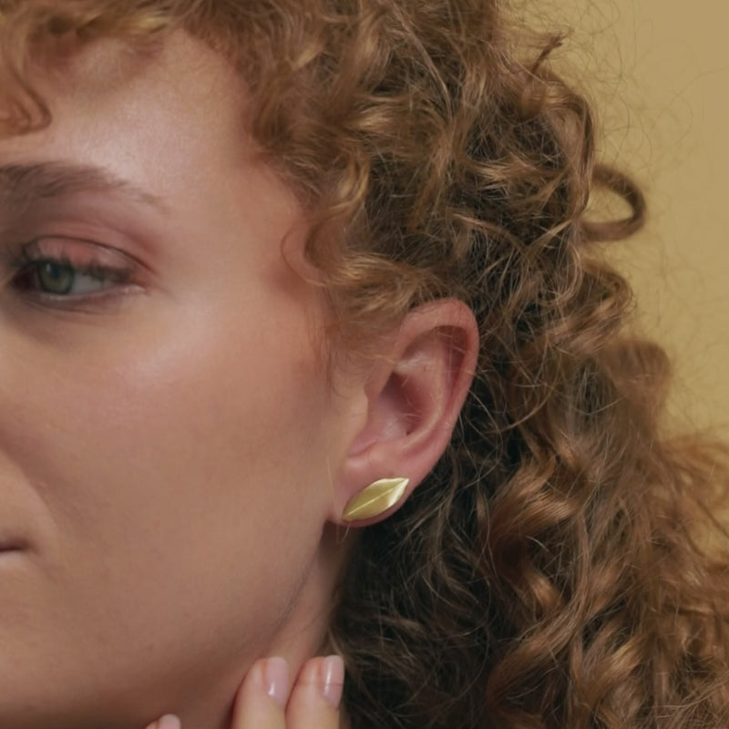 Schmuck mit Seele – aus Tiroler Hand.
In unserer Innsbrucker Goldschmiede trifft Handwerk auf Herzenskunst. Ketten, Ringe, Armbänder und Schutzengel entstehen mit Blick fürs Detail und Liebe zur Natur.