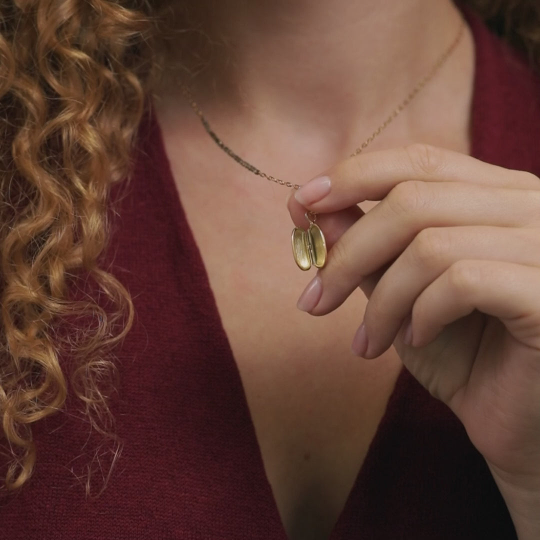 Unsere Kollektion steht für feine Formen, klare Linien und kostbare Materialien. Jeder Ring, jedes Armband, jede Kette aus unserer Goldschmiede in Innsbruck spiegelt Qualität, Stil und Persönlichkeit wider – gemacht fürs Leben.