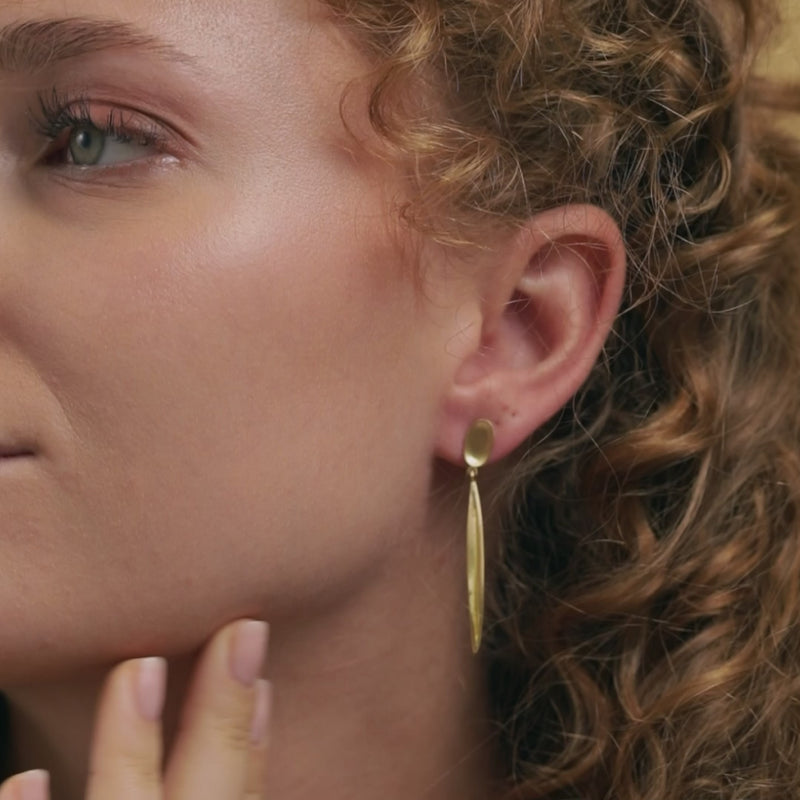 Mehr als Schmuck – ein Stück Tirol.
Goldschmiede Mölk fertigt Schmuck, der bleibt. Handgefertigte Ringe, Ketten, Ohrringe und Armbänder – inspiriert von der Natur, verwurzelt in Tirol.