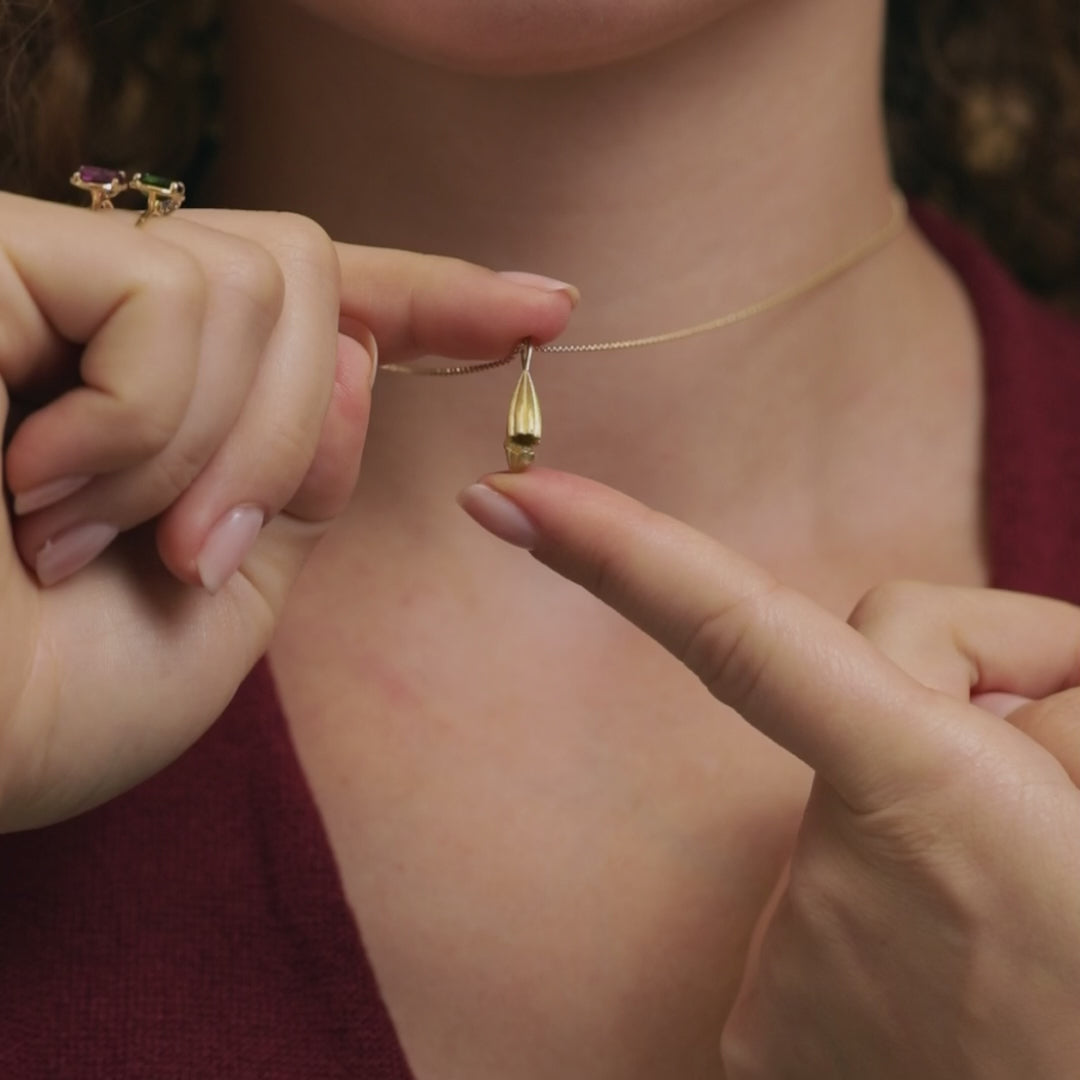 Zeitlos schön, regional gefertigt – in unserer Goldschmiede in Innsbruck entstehen Schmuckstücke mit Seele. Von feinen Verlobungsringen über elegante Anhänger bis zu kunstvoll gearbeiteten Eheringen aus Gold und Edelstein.