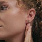 Individueller Schmuck aus Tirol.
Ob Mini-Charm, Ehering oder Armreif – jedes Schmuckstück wird in unserer Werkstatt in Innsbruck gefertigt. Persönlich. Zeitlos. Handgemacht mit Liebe und Verstand.