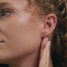 Individueller Schmuck aus Tirol.
Ob Mini-Charm, Ehering oder Armreif – jedes Schmuckstück wird in unserer Werkstatt in Innsbruck gefertigt. Persönlich. Zeitlos. Handgemacht mit Liebe und Verstand.