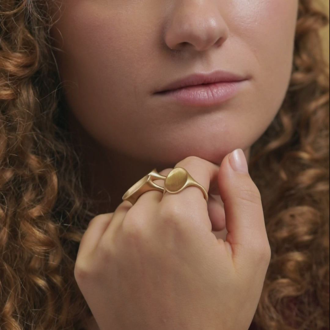 Handgefertigter Schmuck aus Tirol.
Entdecke einzigartigen Schmuck aus Innsbruck – Ringe, Ketten, Armbänder und Ohrringe. Jedes Stück entsteht mit Liebe zum Detail in unserer Tiroler Goldschmiede. Echtes Handwerk für deine besonderen Momente.