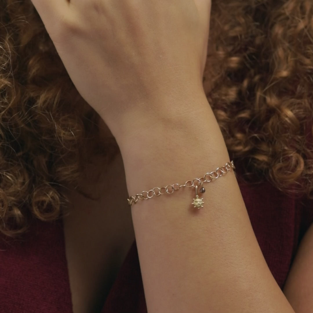 Goldschmiede Mölk ist deine Adresse für hochwertigen Schmuck in Tirol. Hier entstehen individuelle Schmuckstücke aus 14kt und 18kt Gold – handgefertigt, langlebig und voller Ausdruckskraft.