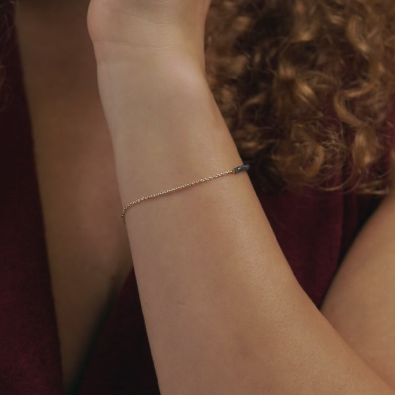 Goldschmiede Mölk in Innsbruck fertigt Schmuck, der inspiriert und berührt. Jedes Stück – vom Mini-Charm bis zur edlen Goldkette – wird in unserem Atelier in Tirol mit größter Präzision und viel Gefühl gestaltet.