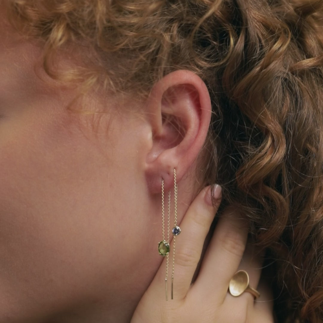 Geschenke mit bleibendem Wert.
Ob Gutschein, individueller Anhänger oder feiner Goldring – unsere Schmuckstücke aus Tirol sind mehr als Geschenke. Sie erzählen Geschichten – nachhaltig und von Hand gefertigt.