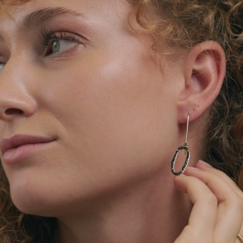 Edelsteinschmuck aus Tirol.
Unsere Edelsteine funkeln nicht nur – sie erzählen Geschichten. Kombiniert mit 14kt oder 18kt Gold entstehen in Innsbruck besondere Ringe, Anhänger und Ketten für echte Schmuckliebhaber:innen.