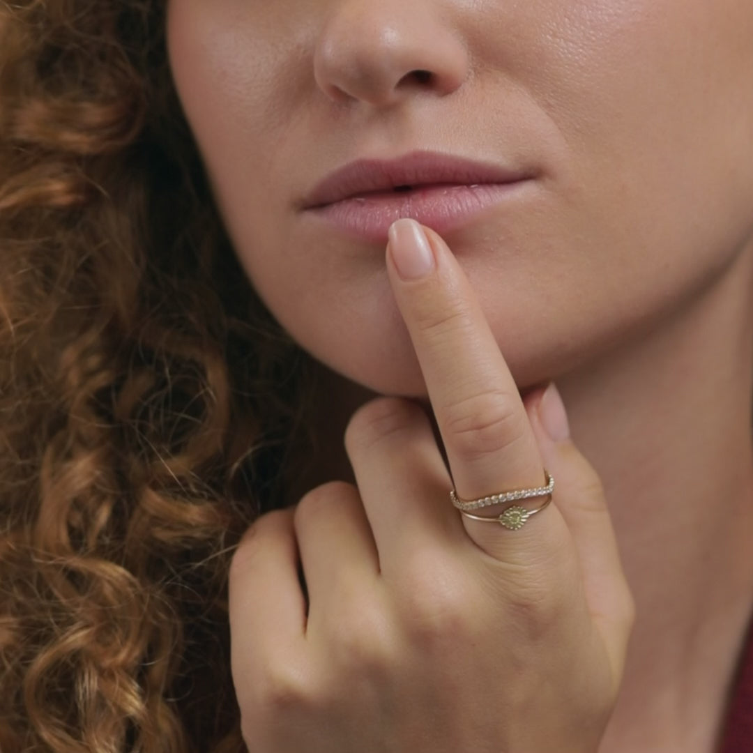 Tradition trifft auf Design.
In der Goldschmiede Mölk entstehen zeitlose Schmuckstücke für moderne Frauen. Ringe, Ohrringe, Armbänder oder Anhänger – jedes Stück ist ein Unikat aus Tirol, gefertigt mit nachhaltigen Materialien.