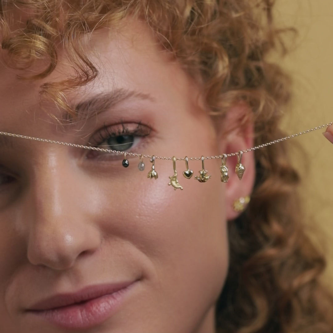 Handgefertigter Schmuck aus Tirol – geschaffen mit Liebe zum Detail. In der Goldschmiede Mölk entstehen einzigartige Ringe, Ketten, Armbänder und Ohrringe aus 14kt und 18kt Gold. Jedes Schmuckstück ist ein Unikat, gefertigt in Innsbruck mit edlen Edelsteinen wie Saphir, Turmalin oder Diamant.