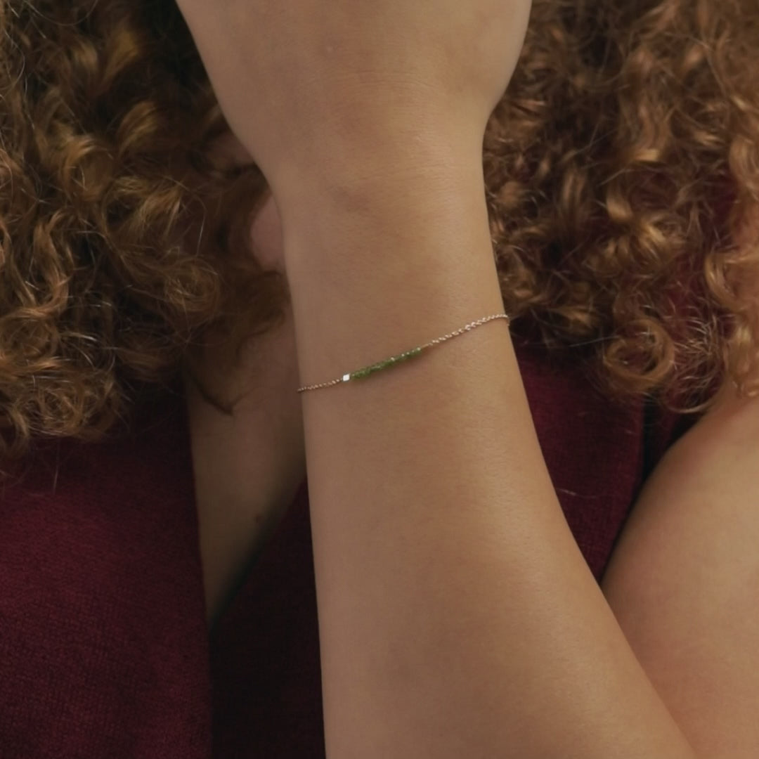 Bei Goldschmiede Mölk findest du handgefertigten Schmuck, der bleibt. Eheringe, Verlobungsringe und feine Ohrringe aus Gold und Edelstein – gefertigt in Tirol mit höchster Präzision und einem Gespür für Stil.
