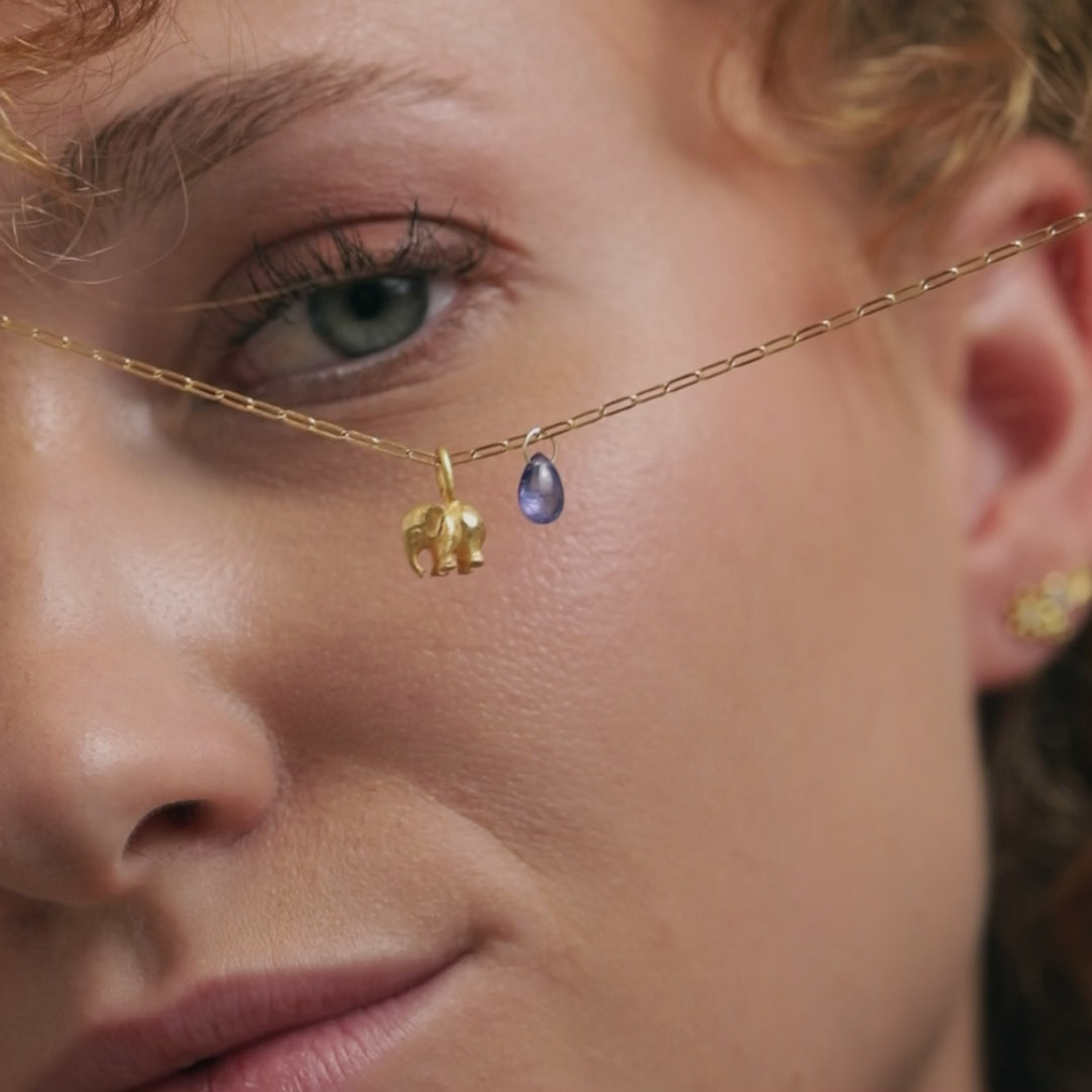 In unserer Goldschmiede in Innsbruck vereinen sich Design, Handwerk und Emotion. Ob Verlobungsring, Ehering oder feine Halskette – jedes Stück wird in unserem Atelier in Tirol von Hand gefertigt und trägt die Handschrift echter Goldschmiedekunst.