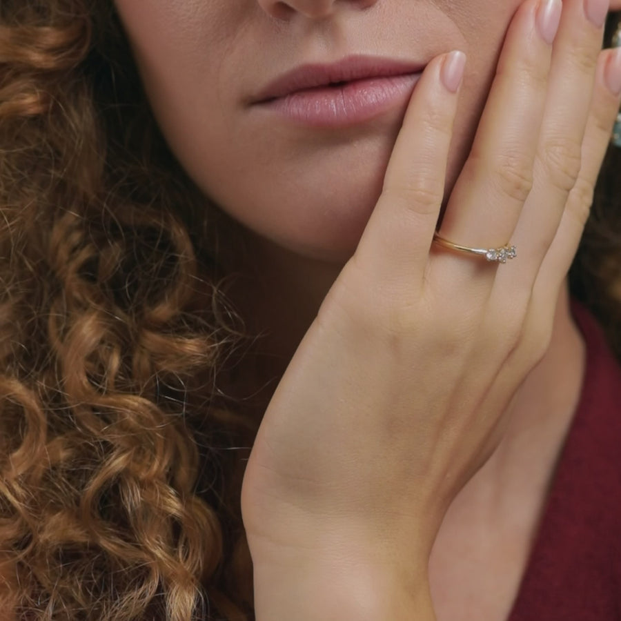 Goldschmiede in Tirol – Schmuck für dein Leben.
Egal ob Verlobungsring, Geschenk oder Alltagsbegleiter: Unsere Kollektionen aus Innsbruck vereinen zeitloses Design mit emotionaler Tiefe – handgefertigt aus Gold und echten Edelsteinen.