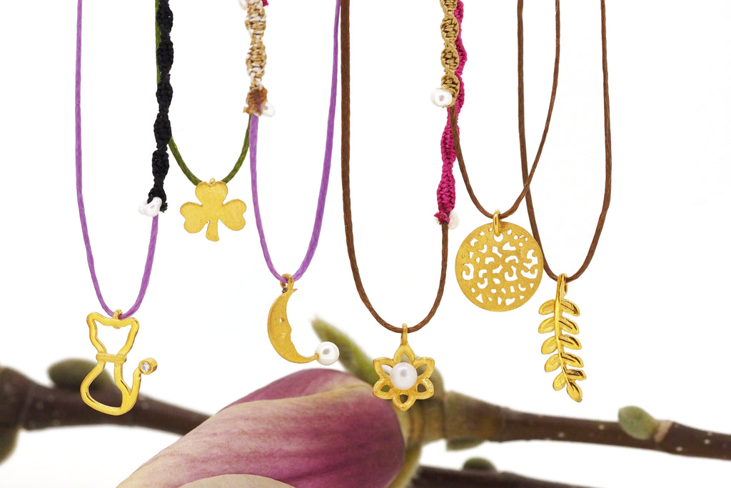 Stoffkette mit Goldanhänger