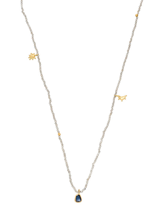 Saphir-Tropfen auf Labradoritcollier